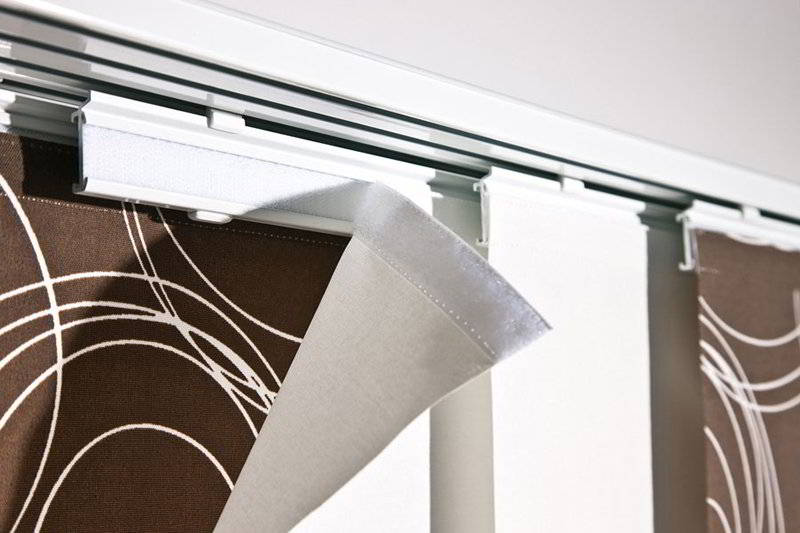 Befestigung des Behangstoffes am Paneelwagen