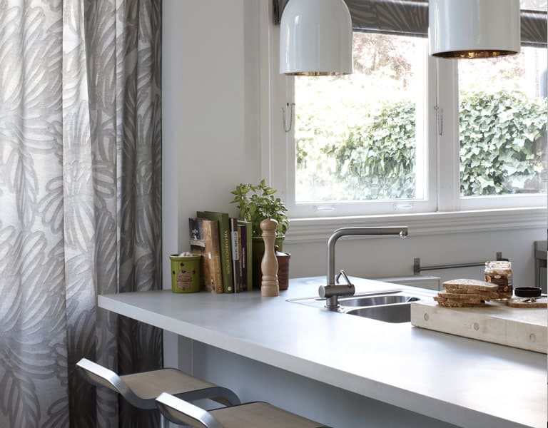 Gardine mit Faltenaufhängung und passendem Raffrollo