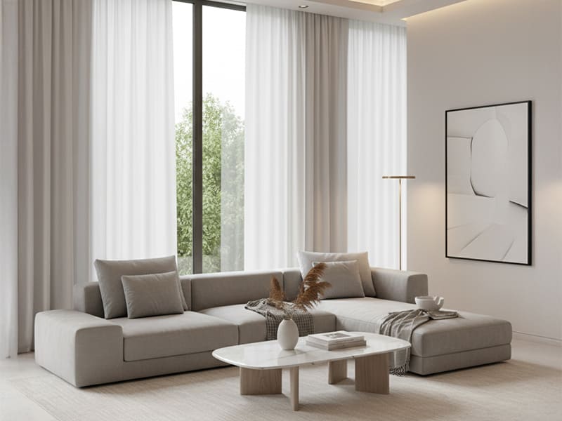 Skandinavisch inspiriertes Wohnzimmer mit hellgrauen Gardinen in der Farbe L148