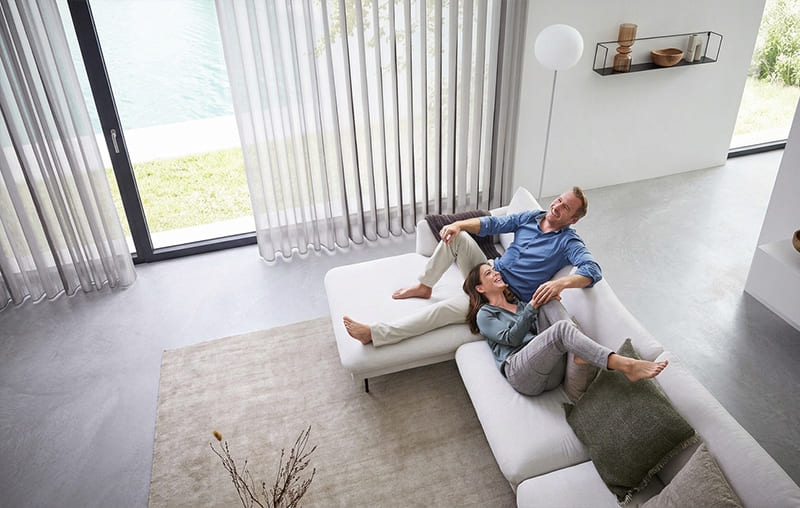 Helles Wohnzimmer mit Lightwave-Vorhängenr