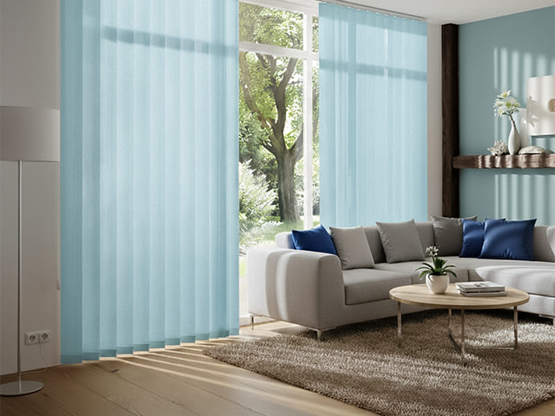 Hellblau akzentuiertes Wohnzimmer mit modernen Lamellen am Panoramafenster Stofffarbe:00784