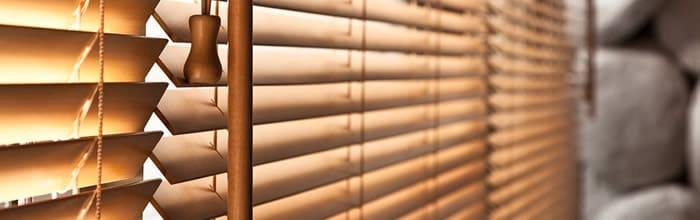 Holzjalousie mit 25 mm Lamellen