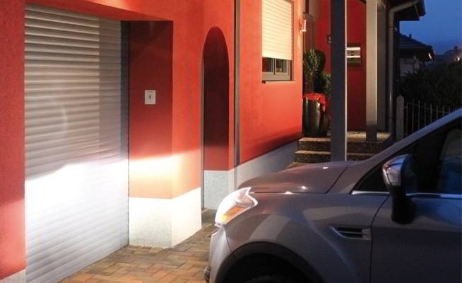 Hofeinfahrt mit 77 mm Rolladen