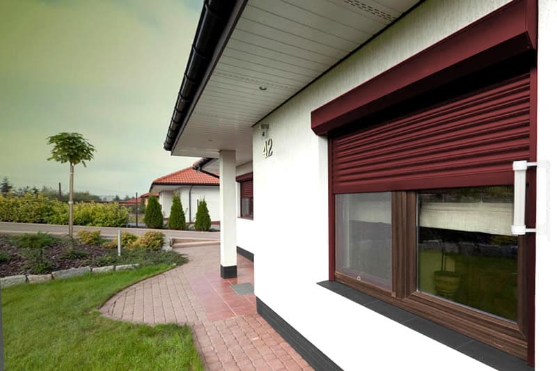 Vorbaurolladen in die Nische gesetzt mit eckigem Kasten