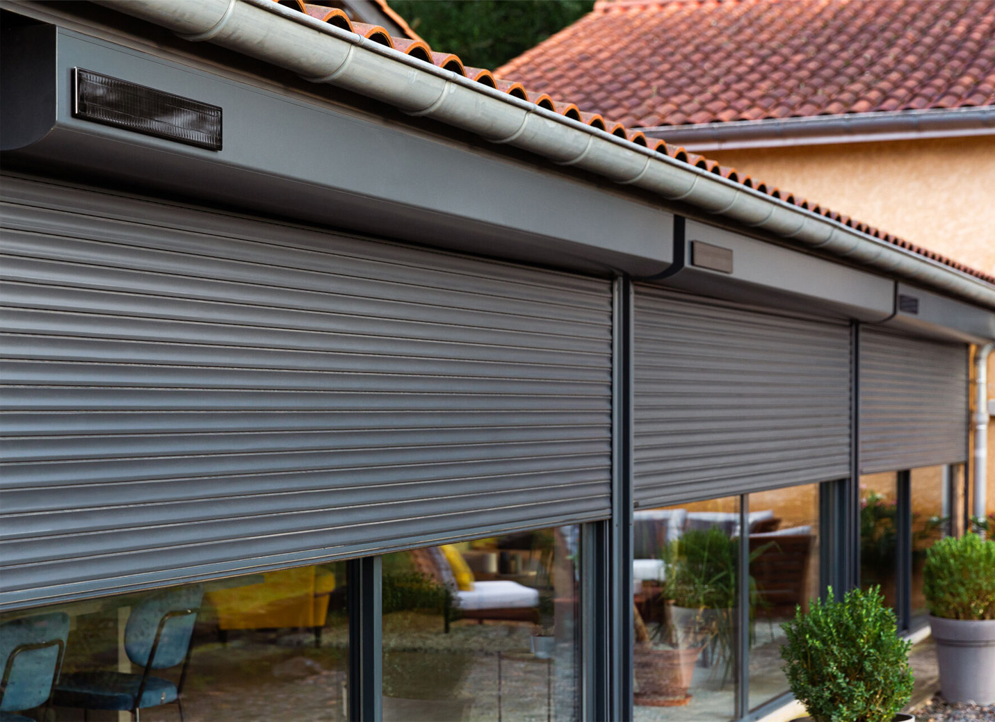 Vorbaurolladen mit Motorisierung und Solarpanel