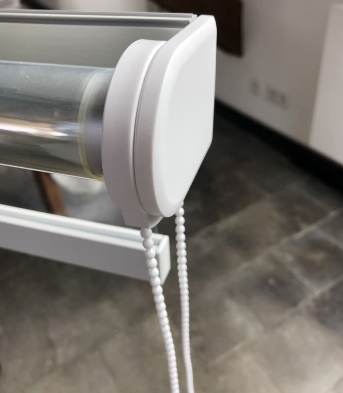 Detailaufnahme: Kettenbedienung mit seitlicher Abdeckung