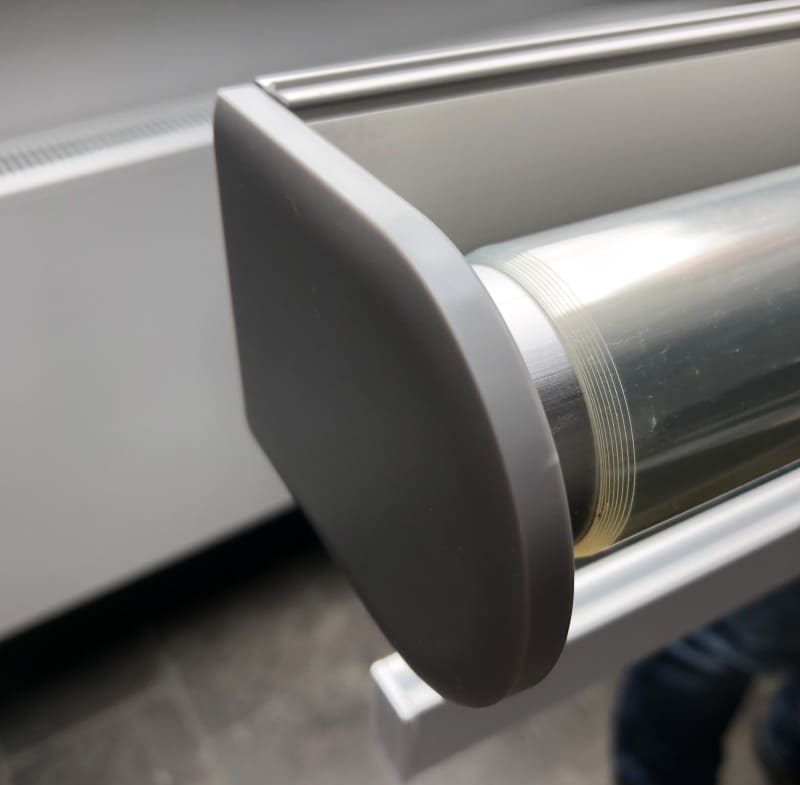 Detailaufnahme: Profilleiste mit seitlicher Abdeckung in silber