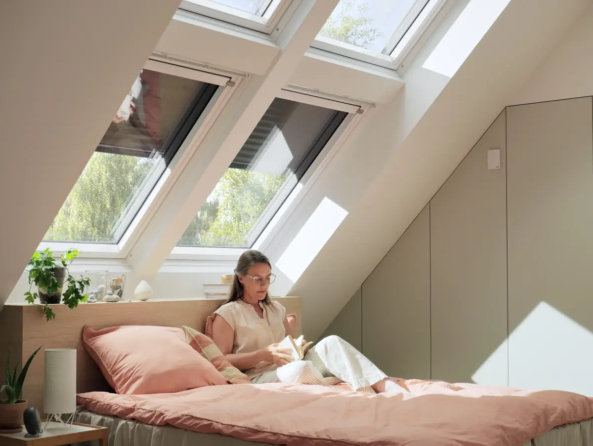 Solarbetriebene VELUX® Dachfensterrollläden mit VELUX INTEGRA® System (copyright VELUX®)